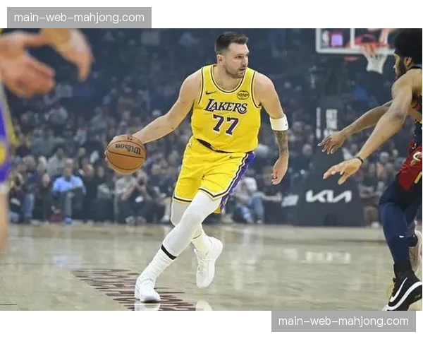 东契奇因脚踝酸痛被列入每日观察名单，或缺席对阵太阳关键战